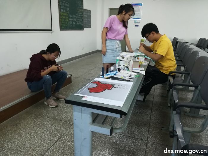 员工党员正在用过期药品作画